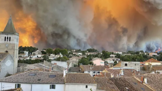 Saint-Laurent–de–la–Cabrerisse, le feu se rapproche du village 